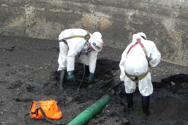 Marine cargo tank cleaning and riding squad inspection service
